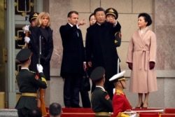 2019年11月6日在北京举行的欢迎仪式上，法国总统马克龙（左二）和中国国家主席习近平（右二）在人民大会堂台阶上交谈。