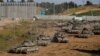 Tanques israelíes maniobran en su camino hacia Gaza, cerca de la frontera entre Israel y el enclave palestino, el 10 de abril de 2024.