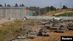 รถถังอิสราเอลมุ่งหน้าสู่กาซ่า ระหว่างที่ความขัดแย้งระหว่างอิสราเอลและฮามาสยังดำเนินอยู่ เมื่อ 10 เม.ย. 2024 (REUTERS/Amir Cohen)