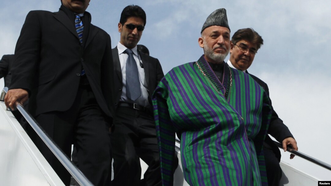 Presiden Afghanistan Hamid Karzai tiba kembali di Kabul setelah menyelesaikan lawatan 2 hari di Qatar (foto: dok). 