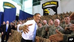 포트 캠벨 육군 기지를 방문해 장병들과 악수를 나누는 오바마 미 대통령