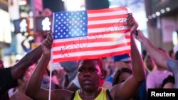 Las manifestantes por la absolución de Zimmerman se produjeron de costa a costa de Estados Unidos, incluyendo las que se llevaron a cabo en Times Square, en Nueva York.