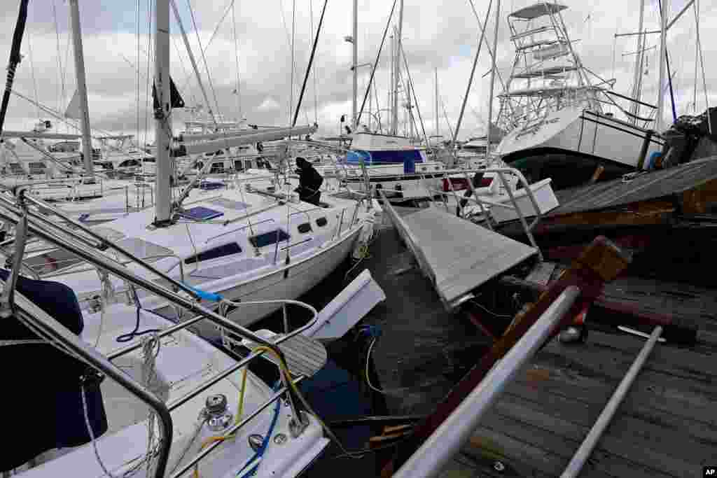 در آستانه رسیدن طوفان ایسایاس به کارولینای شمالی، قایق‌های یک بندرگاه باهم برخورد کرده‌اند. 