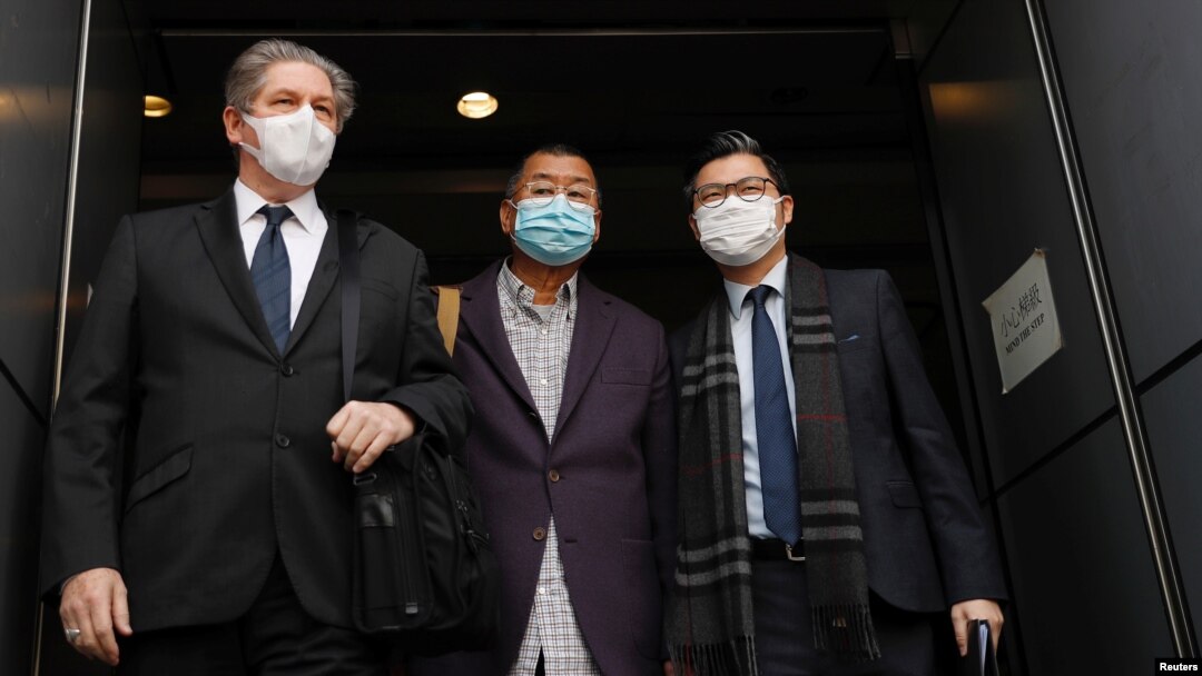 新冠病毒導致的數月平靜之後，香港警方星期六再度抓人，壹傳媒創辦人黎智英仍是被關注對象。圖為黎智英（中）2020年2月28日早上被香港警方拘捕，並帶往警署調查，圖為黎智英離開警署情形。(路透社資料照)