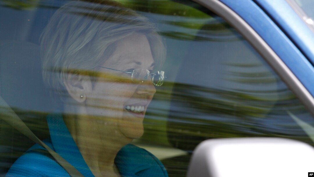 Thượng nghị sĩ Elizabeth Warren khởi hành đến nhà riêng của ứng cử viên tổng thống Đảng Dân chủ Hillary Clinton ở Washington, ngày 10 tháng 6 năm 2016. 