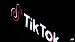 El logotipo de TikTok en la parte alta de su edificio en Culver City, California, el martes 3 de diciembre de 2024. (AP Foto/Richard Vogel).