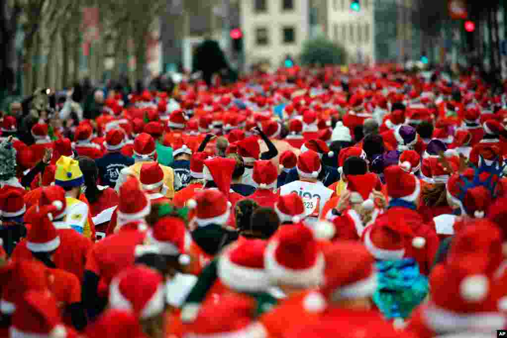 Runners dressed as Santa Claus take part in the &quot;Christmas Corrida Race&quot; on the streets of Issy Les Moulineaux, outside Paris, France.