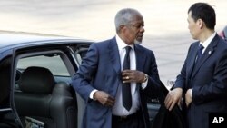 Kofi Annan, left, the United Nations and Arab League envoy to Syria, arrives at the Great Hall of the People for talks with Chinese Premier Wen Jiabao in Beijing, China, March 27, 2012. 