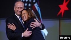 Demokratska predsednička kandidatkinja, potpredsjednica Kamala Harris i njen suprug Doug Emhoff na Demokratskoj nacionalnoj konvenciji, Chicago, Illinois, 22. august, 2024. (Foto: Reuters/Kevin Wurm)