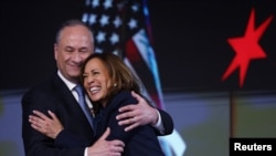 Kamala Harris memeluk suaminya Doug Emhoff pada hari keempat Konvensi Nasional Partai Demokrat di United Center, Chicago, Illinois, Kamis, 22 Agustus 2024. (Foto: Kevin Wurm/Reuters)