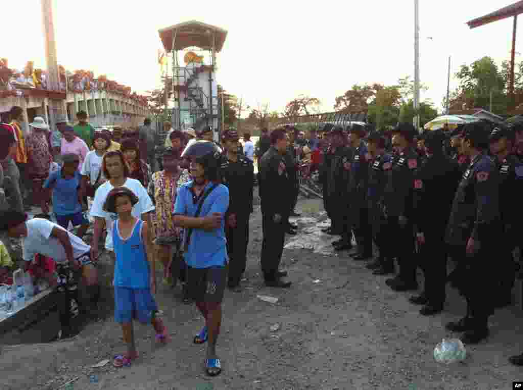 Some Thai protesters leave as police and soldiers form line near disputed Flood Gate at Samwa Canal Bangkok, October 31, 2011, (VOA)