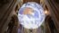 Une réplique de la Terre exposée à Cambridgeshire, en Angleterre, le 30 juin 2021.
