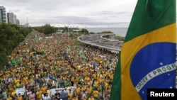 បាតុករ​ចូលរួម​ការបាតុកម្ម​ប្រឆាំង​លោក​ស្រី​ប្រធានាធិបតី​ Dilma Rousseff ពី​បទ​ពុក​រលួយ​ នៅ​ក្បែរ​ទន្លេ Rio Negro នៅ​ប្រទេស​ប្រេស៊ីល​ នៅ​ថ្ងៃ​ទី​១៣​ ខែ​មិនា ឆ្នាំ​២០១៦។​