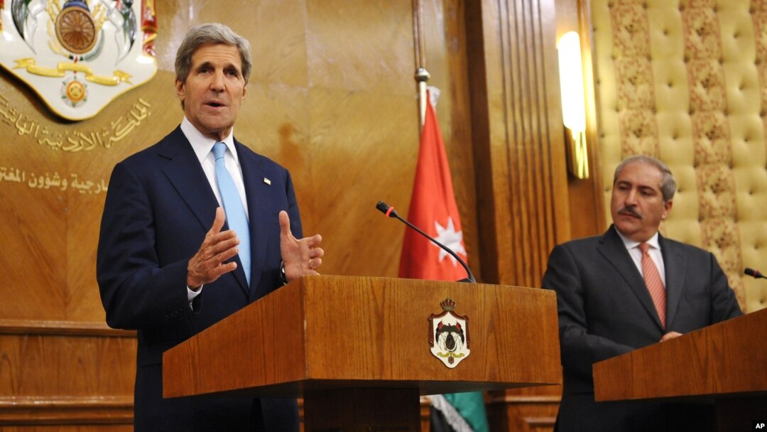 Menlu AS John Kerry (kiri) dan Menlu Yordania Nasser Judeh dalam konferensi pers bersama di Amman, Yordania hari Rabu (17/7). 