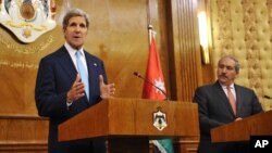 Menlu AS John Kerry (kiri) dan Menlu Yordania Nasser Judeh dalam konferensi pers bersama di Amman, Yordania hari Rabu (17/7). 