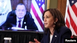 La vicepresidenta de EE. UU., Kamala Harris, conversó virtualmente con el presidente de Guatemala, Alejandro Giammatei, visto en una pantalla, el lunes 26 de abril de 2021.