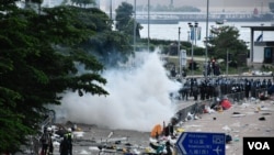 6月12日約下午四時，香港警察在立法會旁添美道附近發放催淚彈驅散示威者。（美國之音特約記者湯惠芸拍攝）