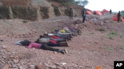 Jenazah-jenazah pekerja tambang di Mandera County, Kenya (2/12). 