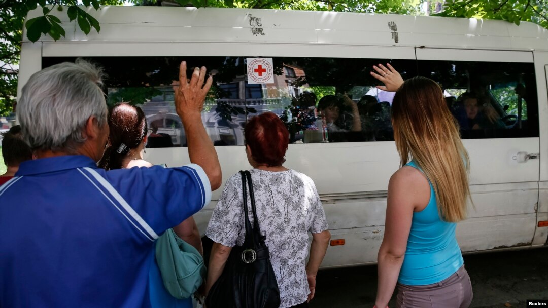 Thân nhân ở Slaviansk chào từ giả con em chạy tránh giao tranh