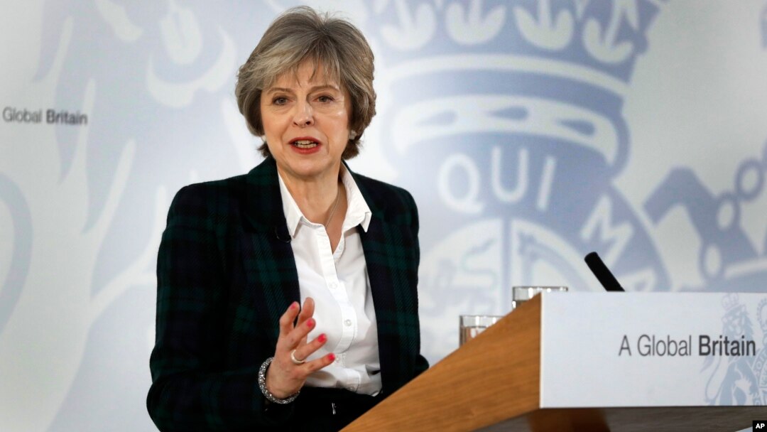 PM Inggris Theresa May berpidato di depan para diplomat asing dan pegawai negeri Inggris di London, hari Selasa (17/1).