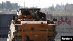 지난해 10월 터키 정부가 지원하는 시리아 반군이 터키 국경과 인접한 시리아 텔아비야드 마을에서 터키 아카카레(Akcakale)로 진압하고 있다. 