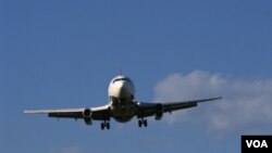 Kip Hawley asegura que las temidas filas y controles en los aeropuertos son una pérdida de tiempo. 