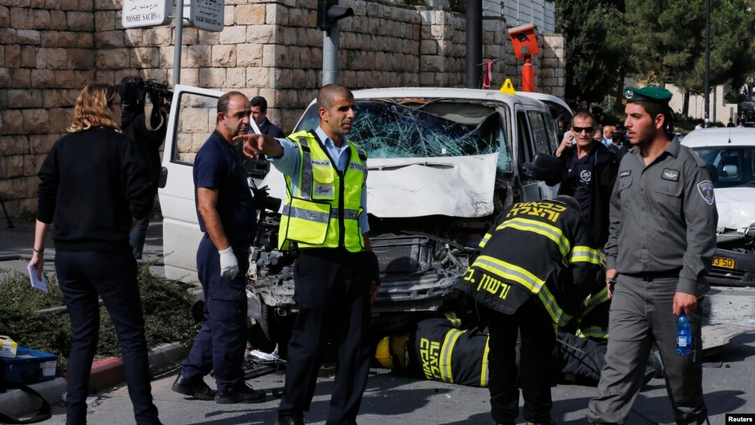 Polisi Israel memeriksa kendaraan yang digunakan pengemudi Palestina untuk menabrak kerumunan pejalan kaki di Yerusalem (5/11).
