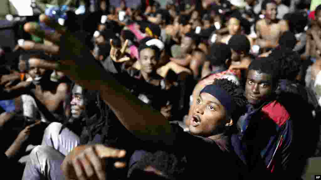 Des migrants africains essayent d&#39;agripper une clôture, Ceuta, le 17 février 2017.