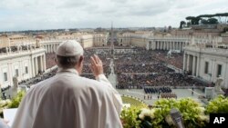 Le pape François prononce la bénédiction Urbi et Orbi à la fin de la messe du dimanche de Pâques sur la place Saint-Pierre au Vatican, le 1er avril 2018.