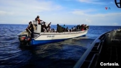 Migrantes rescatados en aguas de la isla de San Andrés (Cortesía Armada de Colombia). 