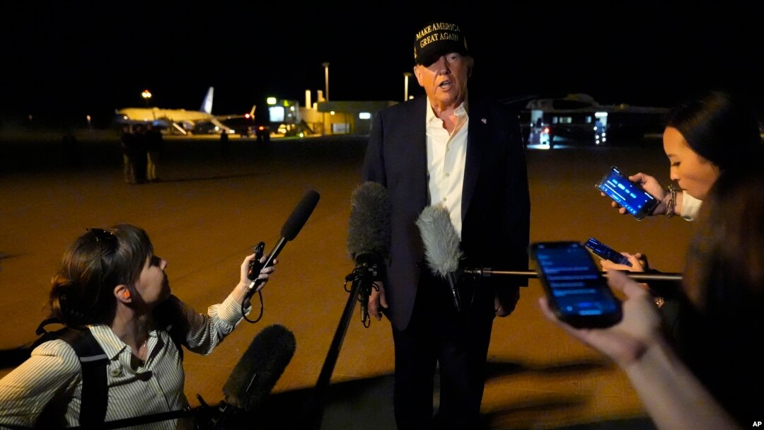 Prezidan Donald Trump pale ak jounalis yo anvan li monte nan avyon prezidansyel Air Force One, nan ayewopo entenasyonal Los Angeles la 24 Janvye, 2025. 