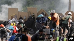 Anti-government demonstrators clash with security forces in Caracas, Venezuela, May 31, 2017. 