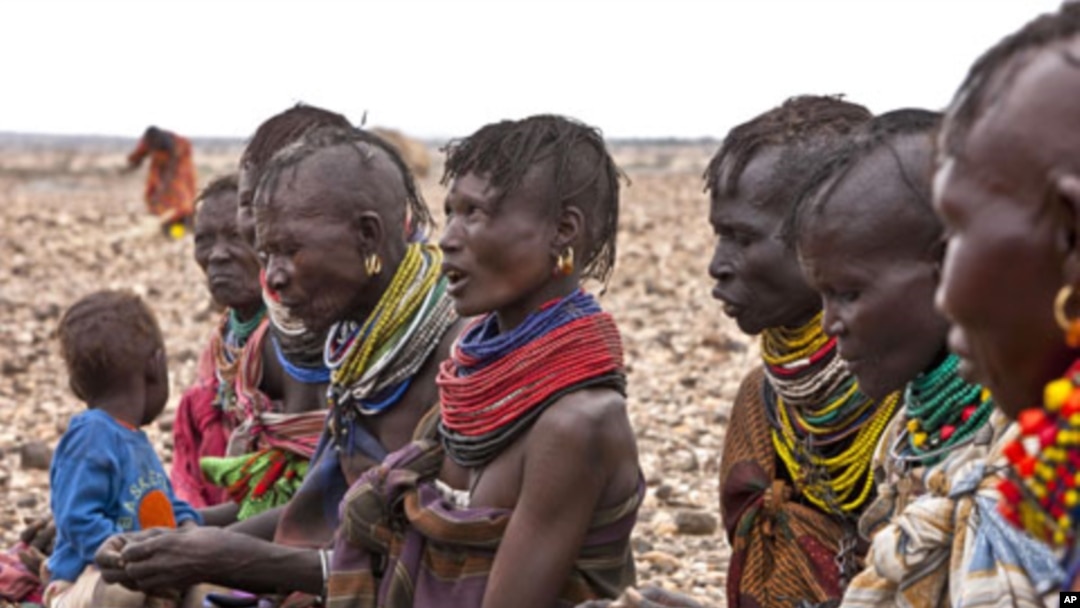 Turkana women wait for food relief at Kalok Tonyang in the Turkana district northwest of Nairobi, August 9, 2011