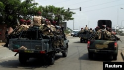 Des soldats ivoiriens de la garde présidentielle arrivent au port d'Abidjan, en Côte d'Ivoire, le 18 janvier 2017.