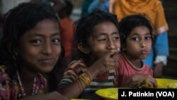 ອົບພະຍົບຊາວໂຣຮິງຢາ ພວມກິນເຂົ້າງາຍຟຣີ ໂດຍອົງການ ຕໍ່ຕ້ານຄວາມອຶດຫິວຢູຄີຢາ, ບັງກລາແດັສ. (ວັນທີ 19 ເມສາ 2018)
