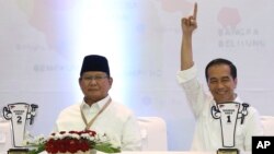 FILE Indonesian presidential candidates Prabowo Subianto, left, and Joko Widodo at the General Election Commission office in Jakarta, Indonesia, Friday, Sept. 21, 2018. 