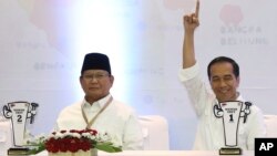 Capres Prabowo Subianto (kiri) dan Joko Widodo saat menghadiri undian nomor urut Capres di kantor KPU, Jakarta 21 September 2018 (foto: dok).