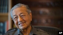 Pemimpin oposisi Malaysia Mahathir Mohamad di kantornya di Putrajaya, Malaysia, saat diwawancarai AP, 18 April 2018. 