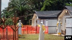 Des agents de santé opèrent dans une zone de sécurité contre le virus Ebola au centre de santé d'Iyonda, près de Mbandaka, RDC, le 1er juin 2018