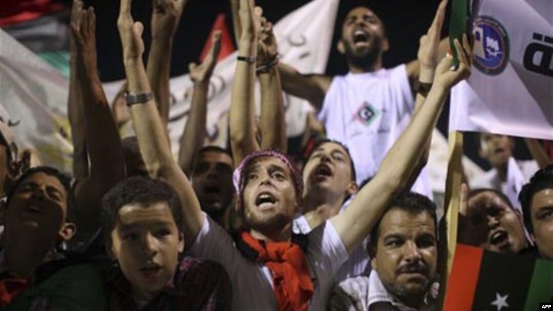 Liviya ahli Ramazon hayitini nishonlar ekan, muvaqqat rahbariyat fuqaro xavfsizligini ta’minlash harakatida. Poytaxt Tripolining Shahidlar maydonida tumonat odam