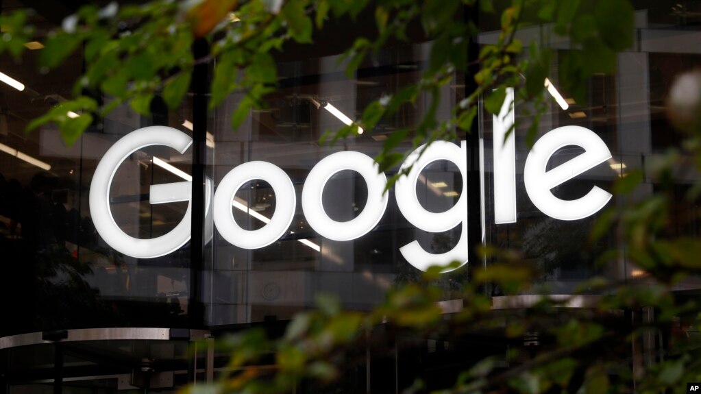 ARCHIVO- Logo de Google en las oficinas de la empresa en Granary Square, Londres, 1-11-18.