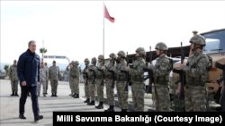 Milli Savunma Bakanı Hulusi Akar askerleri selamlarken