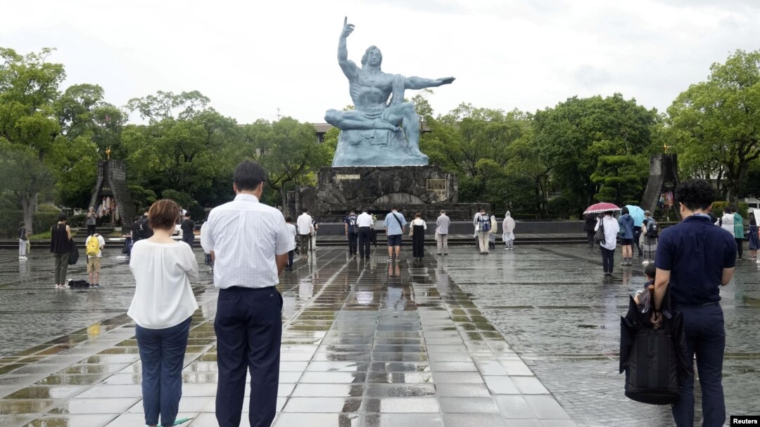 Orang-orang berdoa bagi korban bom atom 1945 untuk memperingati 78 tahun pengeboman di kota Nagasaki, Jepang hari Rabu, 9 Agustus 2023. 