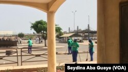 Les acteurs du secteur des transports préparent la reprise à la gare des baux maraichers de Dakar , le 5 jun 2020. (VOA/Seydina Aba Gueye)