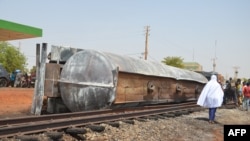 Les habitants regardent un camion citerne calciné après une explosion qui a tué plus de 58 personnes près de l'aéroport de Niamey, le 6 mai 2019.