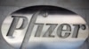 Logo Pfizer di kantornya di kawasan Manhattan borough, New York, 29 Oktober 2015. (REUTERS/Carlo Allegri)