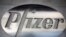 Logo Pfizer di kantornya di kawasan Manhattan borough, New York, 29 Oktober 2015. (REUTERS/Carlo Allegri)