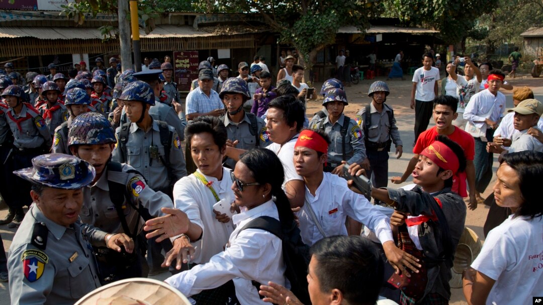 Para mahasiswa berhadapan dengan polisi yang menghadang aksi mereka di Letpadan, utara kota Rangoon, Myanmar (2/3).