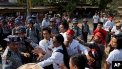 Para mahasiswa berhadapan dengan polisi yang menghadang aksi mereka di Letpadan, utara kota Rangoon, Myanmar (2/3).