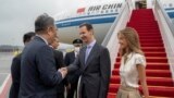 بشار اسد و همسرش در فرودگاه شهر هوانگ ژو چین
